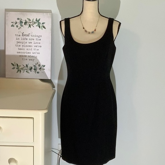 Laundry by Shelli Segal. Crepe tank dress. - Picture 5 of 6
